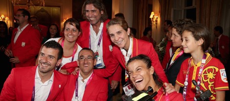 La Infanta Elena, Felipe y Victoria de Marichalar con los deportistas paralímpicos en Londres 2012