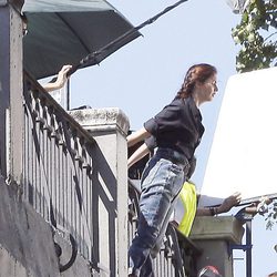 Paz Vega rodando 'Los amantes pasajeros' en el puente de Segovia de Madrid 