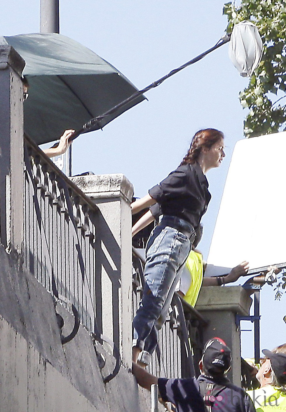 Paz Vega rodando 'Los amantes pasajeros' en el puente de Segovia de Madrid 