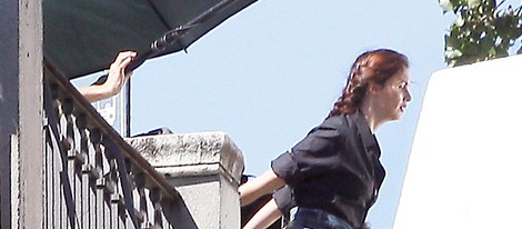 Paz Vega rodando 'Los amantes pasajeros' en el puente de Segovia de Madrid 