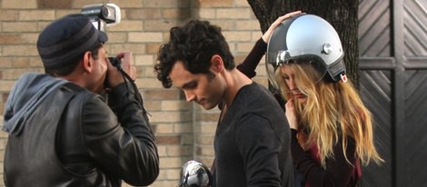 Blake Lively y Penn Badgley durante el rodaje de la sexta temporada de 'Gossip Girl'