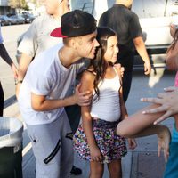 Justin Bieber se hace una foto con una de sus fans