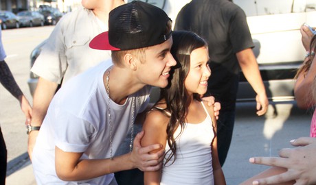 Justin Bieber se hace una foto con una de sus fans