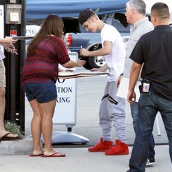 Justin Bieber firma un autógrafo una de sus fans