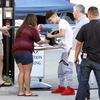 Justin Bieber firma un autógrafo una de sus fans