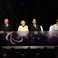 La Reina, los Condes de Wessex y David y Samantha Camaron en la apertura de los Paralímpicos de Londres 2012