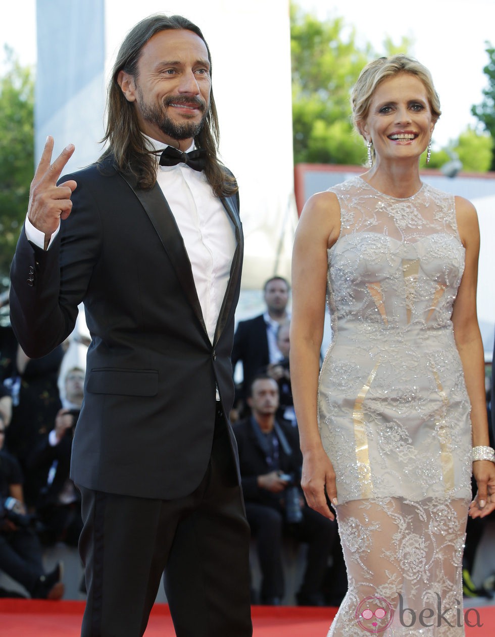 Bob Sinclair e Isabella Ferrari en la apertura de la Mostra de Venecia 2012