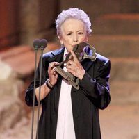 Ámparo Baró con su galardón en los Premios Ceres 2012