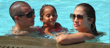 Casper Smart, Jennifer Lopez y su hija Emme disfrutan de un día de piscina