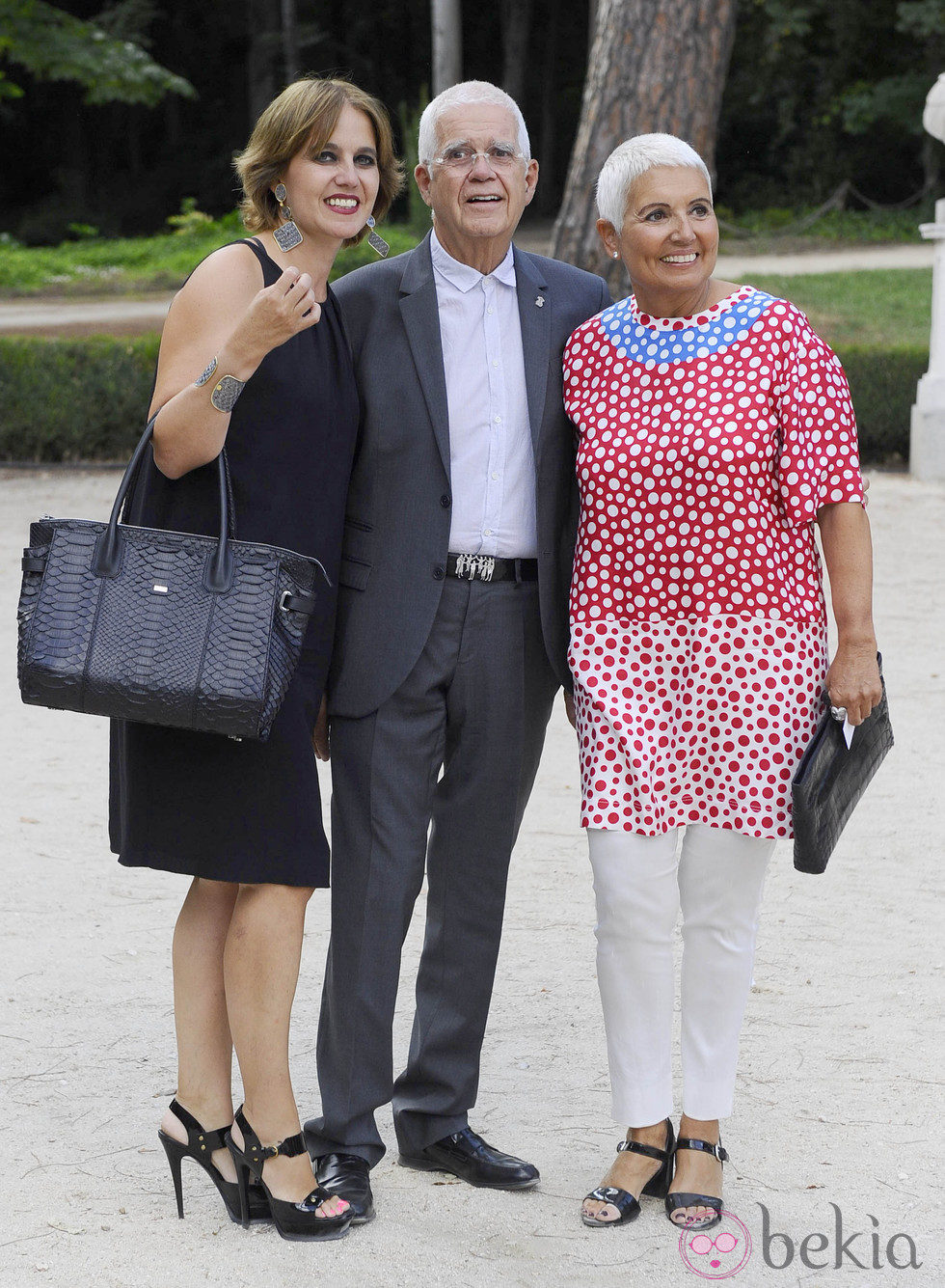 Salvador Tous y Rosa Oriol con su hija en el desfile de DELPOZO en la Fashion Week Madrid