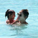 Jennifer Lopez y su hija Emme disfrutan de un día de piscina