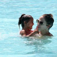 Jennifer Lopez y su hija Emme disfrutan de un día de piscina