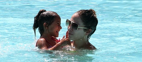 Jennifer Lopez y su hija Emme disfrutan de un día de piscina