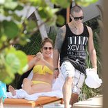 Casper Smart y Jennifer Lopez disfrutan de un día de piscina