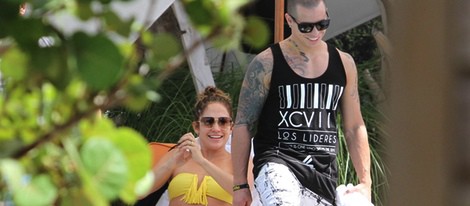 Casper Smart y Jennifer Lopez disfrutan de un día de piscina