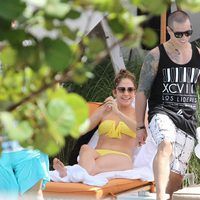 Casper Smart y Jennifer Lopez disfrutan de un día de piscina