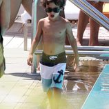 El hijo de Jennifer Lopez, Max, disfruta de un día de piscina