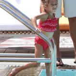 La hija de Jennifer Lopez, Emme disfruta de un día de piscina