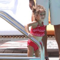 La hija de Jennifer Lopez, Emme disfruta de un día de piscina