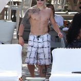 Casper Smart con el torso desnudo disfrutando de un día de piscina