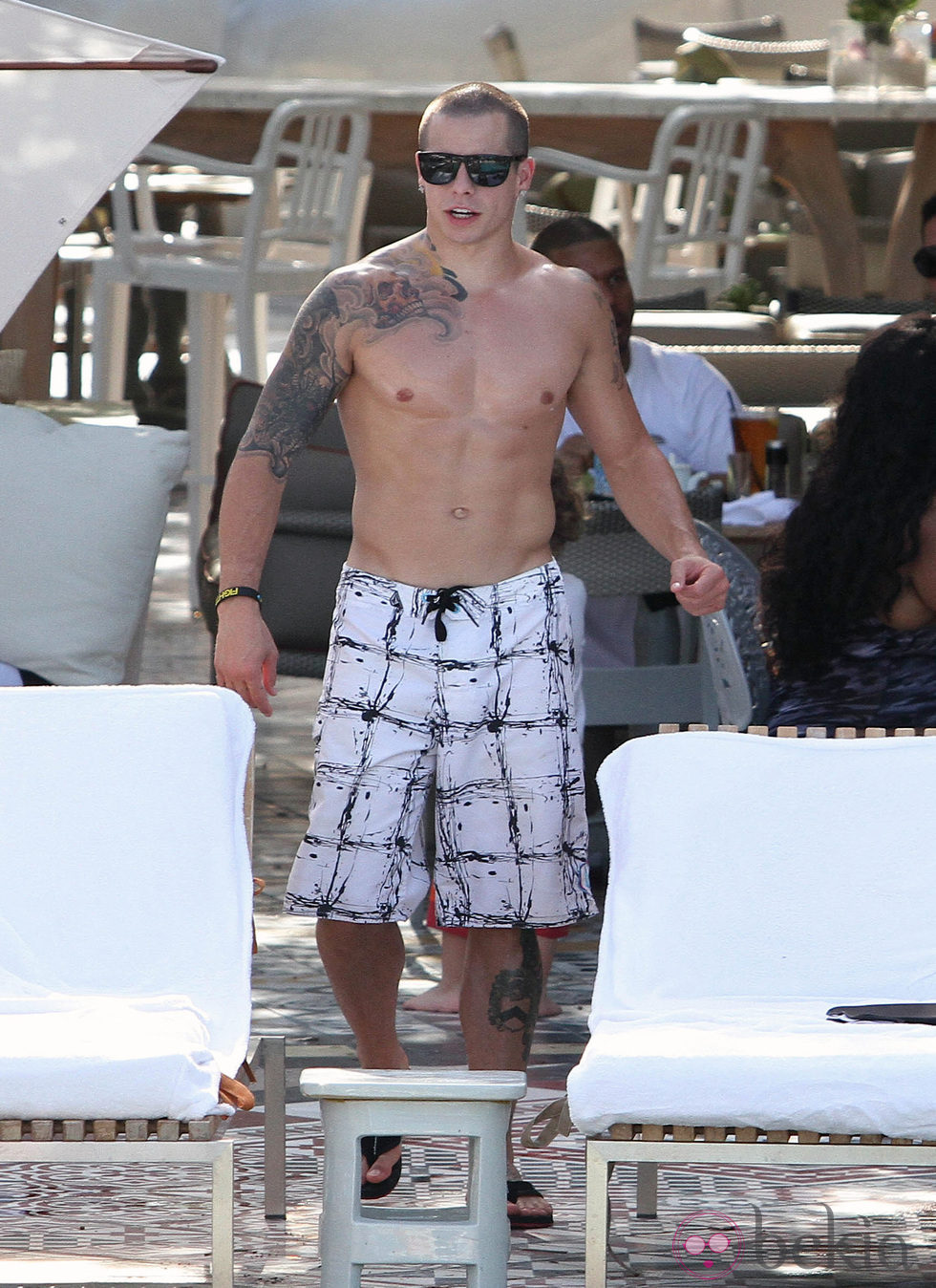 Casper Smart con el torso desnudo disfrutando de un día de piscina