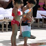 Los hijos de Jennifer Lopez y Marc Anthony, Emme y Max, disfrutando de un día de piscina