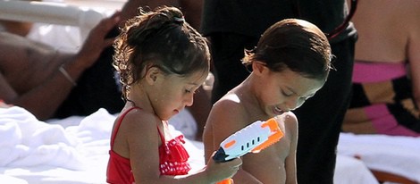 Los hijos de Jennifer Lopez y Marc Anthony, Emme y Max, disfrutando de un día de piscina