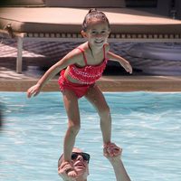 Casper Smart y Emme, la hija de Jennifer Lopez, disfrutando de un día de piscina