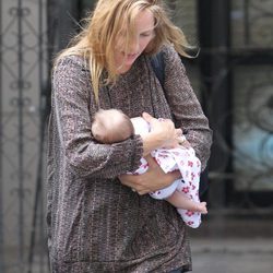 Uma Thurman paseando con su bebé en Nueva York