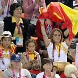 La Infanta Elena agita una bandera de España junto a sus hijos en los Paralímpicos de Londres 2012