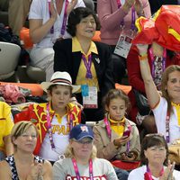 La Infanta Elena agita una bandera de España junto a sus hijos en los Paralímpicos de Londres 2012