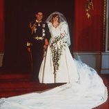 Foto oficial del Príncipe Carlos y la Princesa Diana el día de su boda