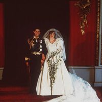 Foto oficial del Príncipe Carlos y la Princesa Diana el día de su boda