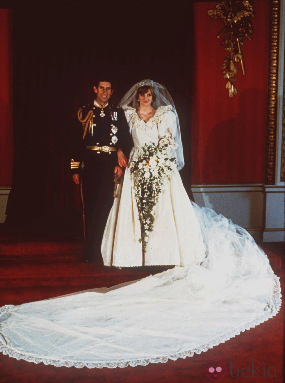 Foto oficial del Príncipe Carlos y la Princesa Diana el día de su boda