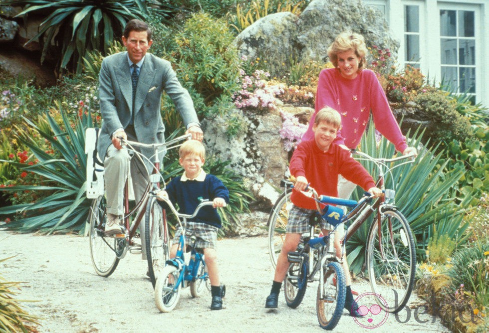 Los Príncipes Carlos y Diana con sus hijos Guillermo y Harry