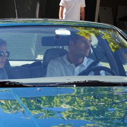 Los Duques de Palma en su Golf saliendo de su casa de Pedralbes