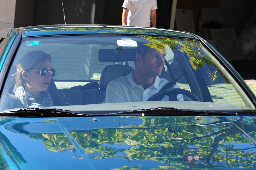 Los Duques de Palma en su Golf saliendo de su casa de Pedralbes