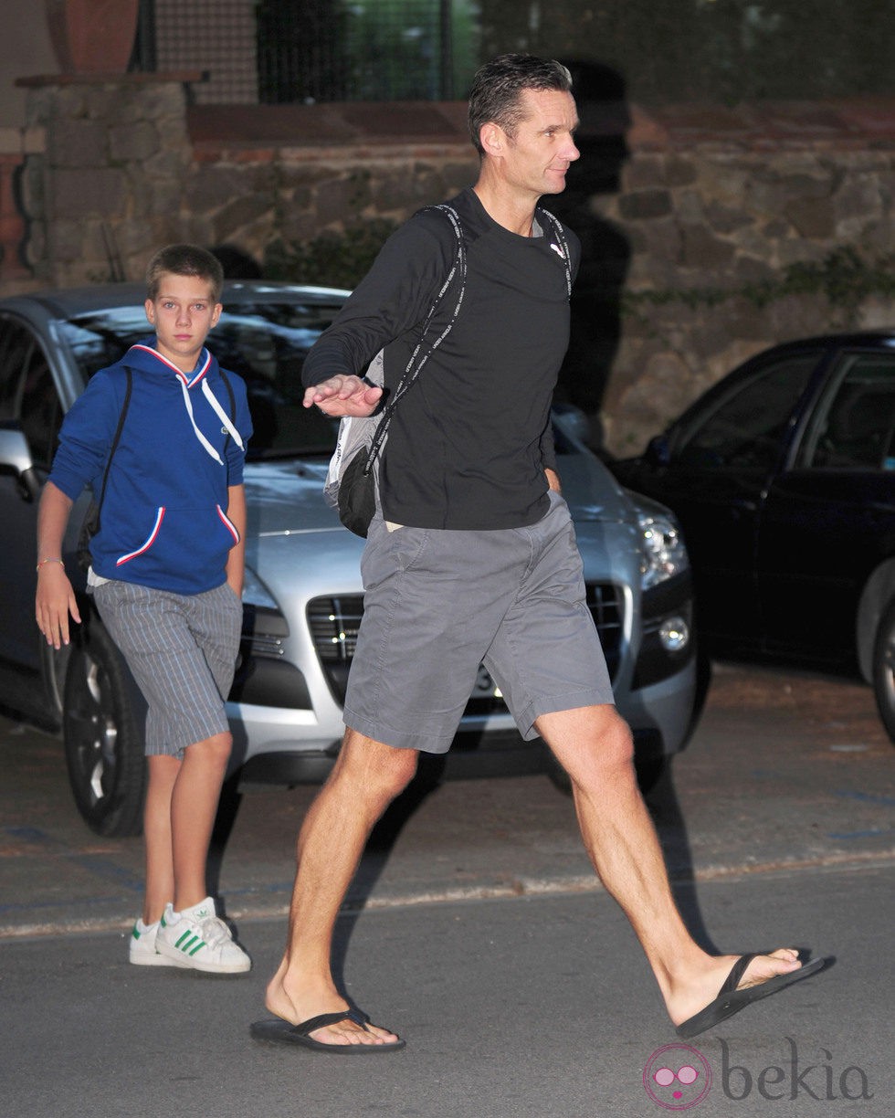 Iñaki Urdangarín y su hijo Juan camino del Real Club de Tenis Barcelona