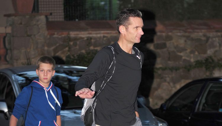 Iñaki Urdangarín y su hijo Juan camino del Real Club de Tenis Barcelona