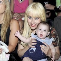 Geraldine Larrosa 'Innocence' con su hija Scarlett en la Fashion Week Madrid