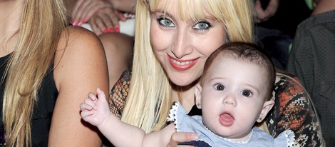 Geraldine Larrosa 'Innocence' con su hija Scarlett en la Fashion Week Madrid