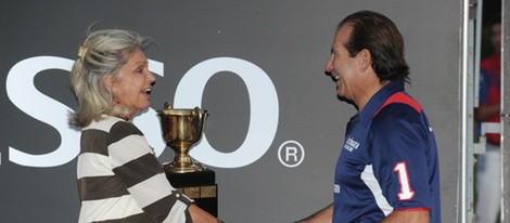 Beatriz de Orleans entrega la copa a Víctor Vargas en la final de Polo de Sotogrande