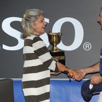 Beatriz de Orleans entrega la copa a Víctor Vargas en la final de Polo de Sotogrande