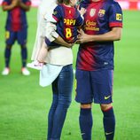 Andrés Iniesta con Anna Ortiz y su hija Valeria en el Camp Nou