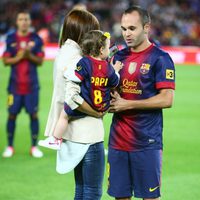 Andrés Iniesta con Anna Ortiz y su hija Valeria en el Camp Nou