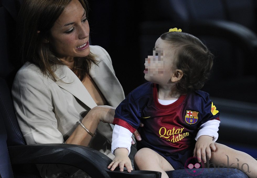 Anna Ortiz con su hija Valeria Iniesta en el Camp Nou