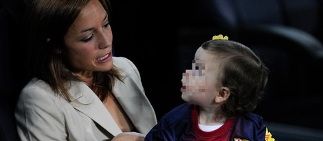 Anna Ortiz con su hija Valeria Iniesta en el Camp Nou