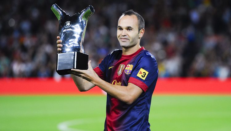 Andrés Iniesta con el título de Mejor Jugador de la UEFA en el Camp Nou