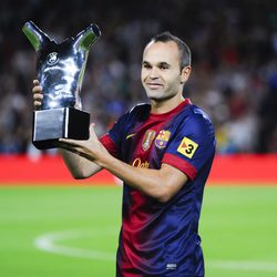 Andrés Iniesta con el título de Mejor Jugador de la UEFA en el Camp Nou