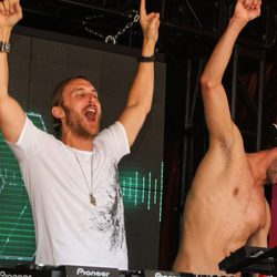 David Guetta y Michael Phelps bailando en una fiesta en Las Vegas